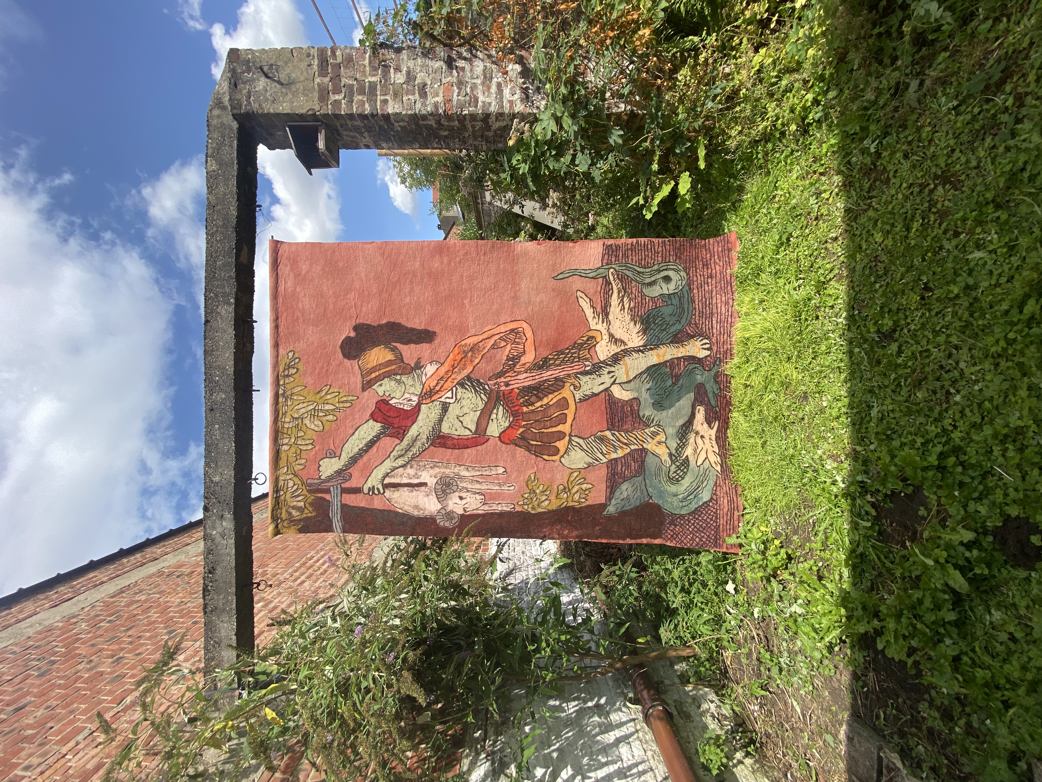 En 2023, en Belgique, Jason s'enpare de la toison. Feutre de laine recto/verso, 200 x 300 cm. Sarah Illouz & Marius Escande.